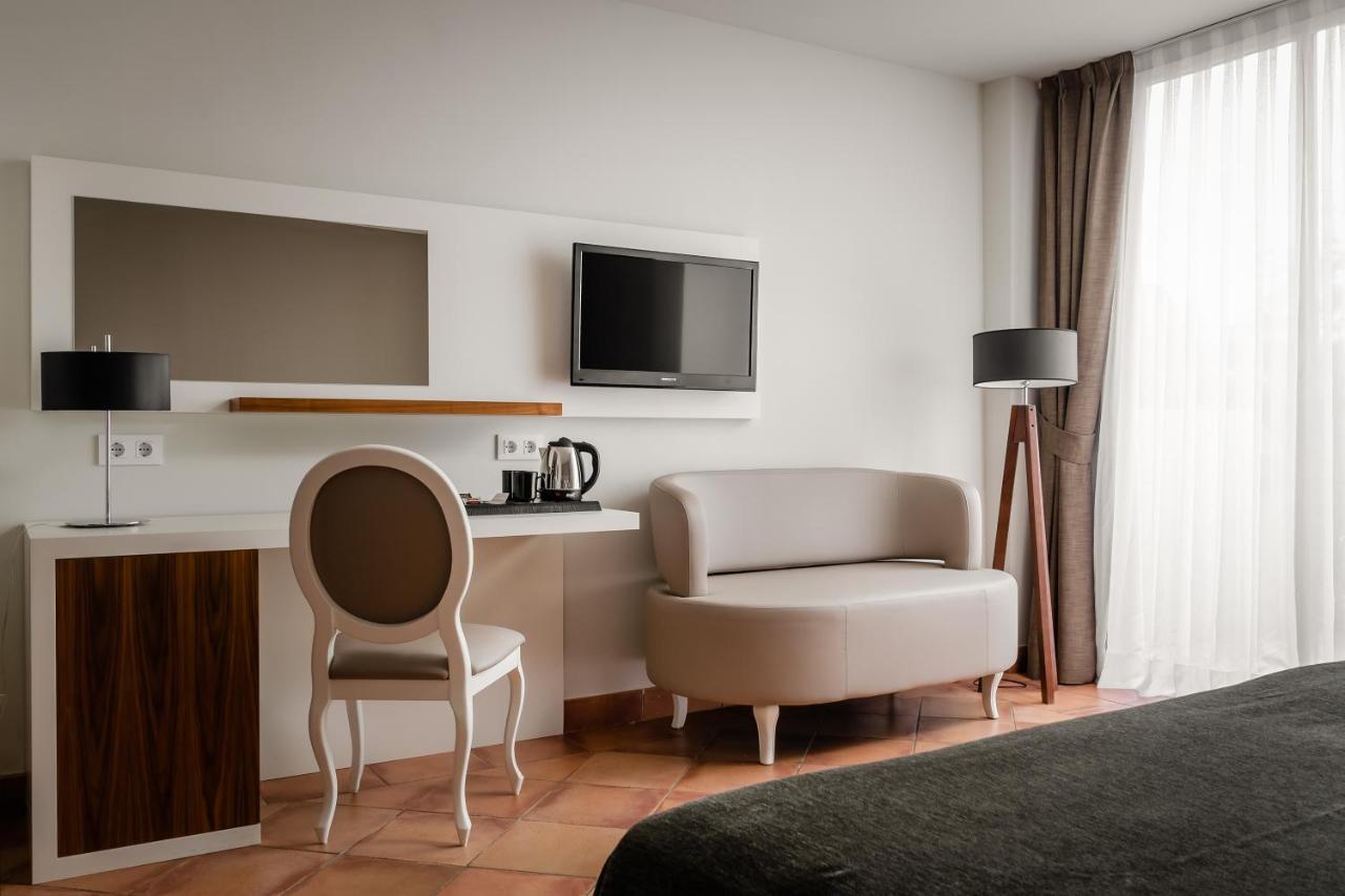 Hotel Torremirona Golf & Spa Navata Kültér fotó