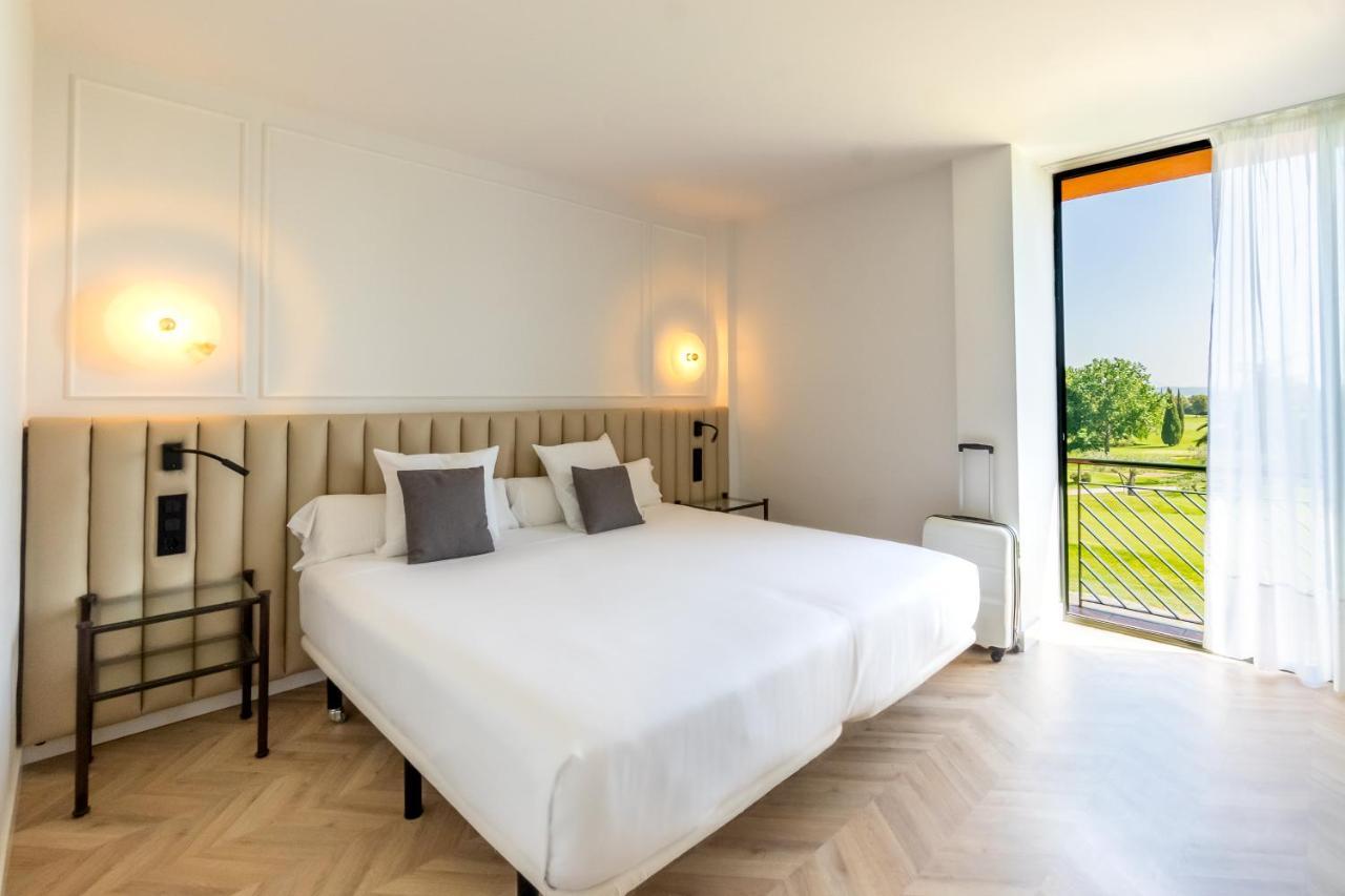 Hotel Torremirona Golf & Spa Navata Kültér fotó